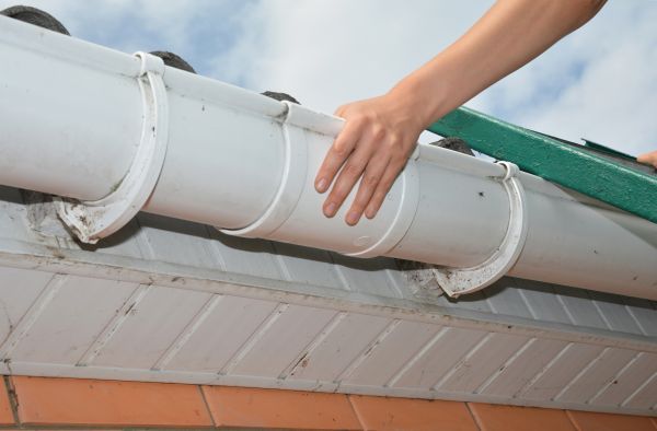 Cost of Gutter Reattachment in Hickory
