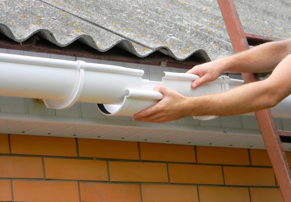 Cost of Gutter Hanging in Hickory